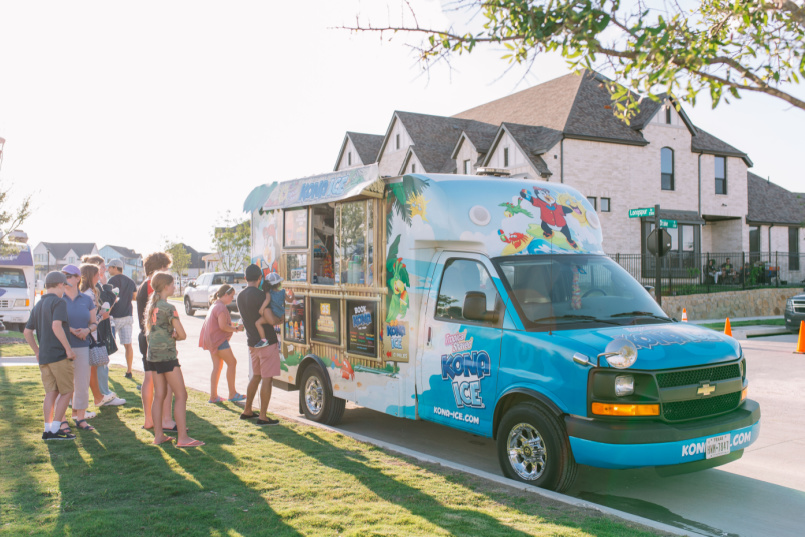 The Kona Ice truck parked at Lake Park.